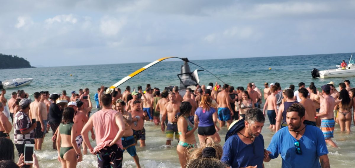 VEJA VÍDEO: Helicóptero cai na praia de Canasvieiras, em Florianópolis