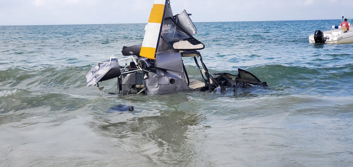 El helicóptero cayó a pocos metros de la playa de Canavieiras. (Fotos: Twitter @RobyBanf)