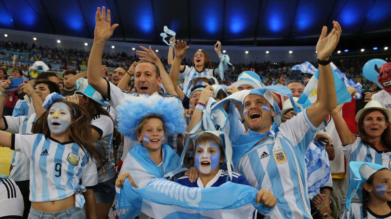 Los hinchas argentinos no pierden la ilusión de ver a Messi en el Mundial de Qatar 2022.