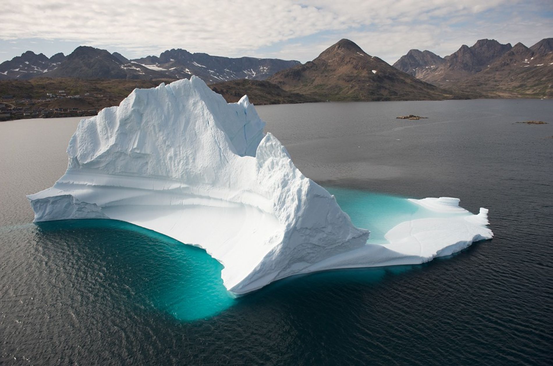 El témpano se separó de la plataforma de hielo al este de la península antártica y, en su momento, medía 5.800 kilómetros cuadrados.