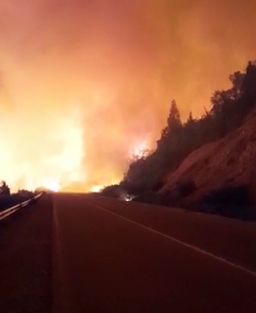 Las llamas atravesaron la Ruta 40 entre Bariloche y El Bolsón.