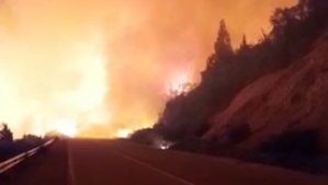 Videos: el fuego cruzó la ruta 40 al sur de Bariloche