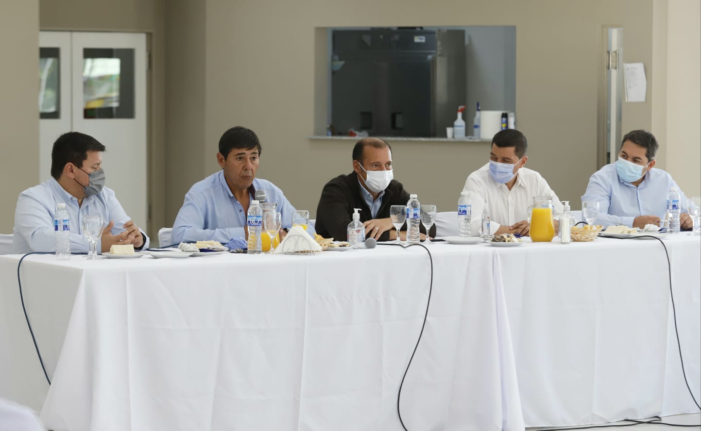 El encuentro se realizó hoy en Centenario y contó con la participación de funcionarios, legisladores de diversos partidos políticos y empresarios locales. (Foto: gentileza)