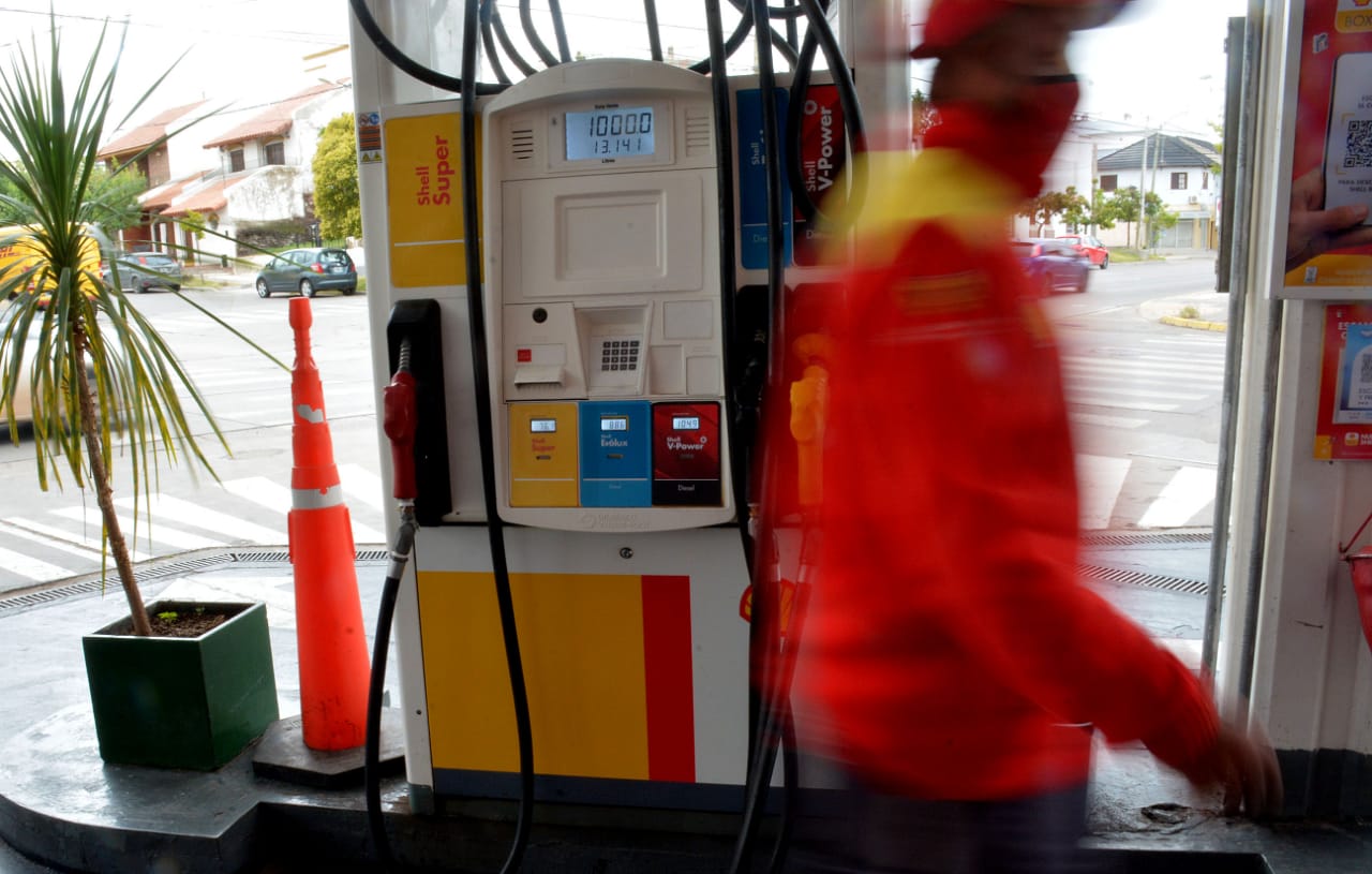 Los dueños de las estaciones de servicio dejaron en stand by la aplicación de un extra por cada recarga de combustibles. (Foto: Yamil Regules)