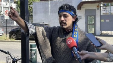 El lonco mapuche, ayer al ser liberado en Temuco. 