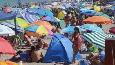 Una imagen repetida en enero: la playa repleta de gente. 