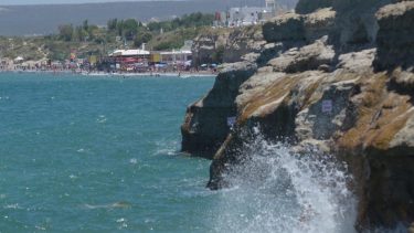 A pesar de ser fin de mes, la costa rionegrina tiene mucha demanda turística. Foto: Martín Brunella.-