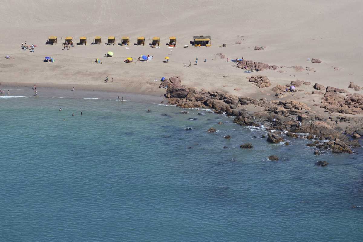 Piedras Coloradas. Vista aérea de esta playa ubicada a 5 km al sur de Las Grutas, ideal para quienes buscan alejarse del bullicio del centro. Foto: Martín Brunella.