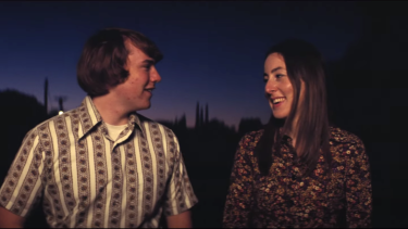 Cooper Hoffman y Alana Haim, protagonistas de "Licorice Pizza".