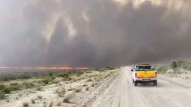 Las llamas avanzan a mucha velocidad impulsadas por el viento del oeste. 