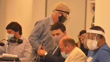 Chianese, de pie, y Monsalve sentado junto a su defensor en la audiencia de hoy. (Yamil Regules)