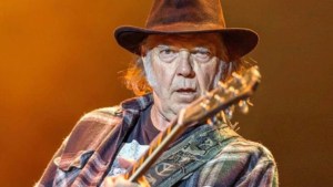 Finalmente Neil Young retiró todo su catálogo de Spotify por un podcast antivacunas