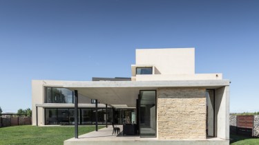 Arquitectura en Neuquén: cómo esta casa incorpora majestuosas vistas del Limay