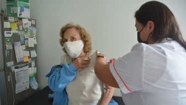 Representantes de las farmacias se capacitaron en la aplicación de las dosis según el laboratorio. Foto: Yamil Regules