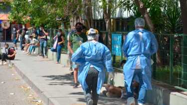 Las filas para realizarse un hisopado en Neuquén pueden demandar horas. Foto: Yamil Regules.