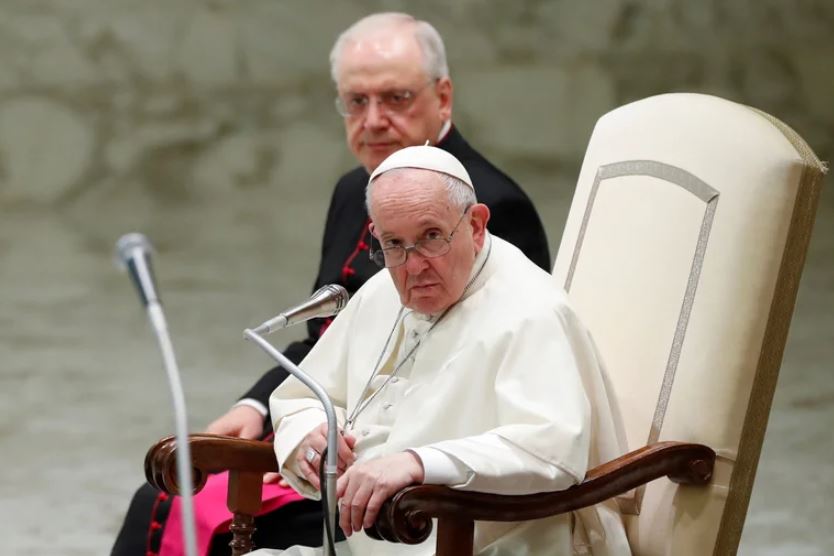 "Rezo por los niños y por los adultos muertos y por sus familias", dijo el papa Francisco. 