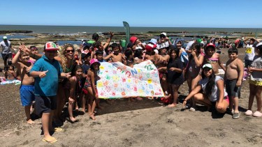 Cientos de niños y niñas pasaron la jornada en las playas de La Lobería. 