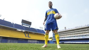 Es oficial: El Pipa posó con la camiseta de Boca y luego se sumó a los entrenamientos del Xeneize. (Foto: Boca)