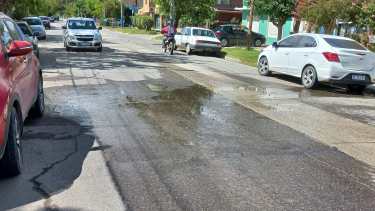 La pérdida de agua provocó un verdadero pozo de varios centímetros de profundidad. (foto: Luis Leiva)
