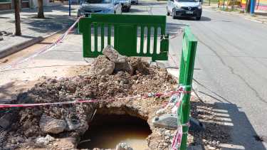 «Acá hay pique» y «baches invisibles», bromean los vecinos de calle Mendoza, en Roca