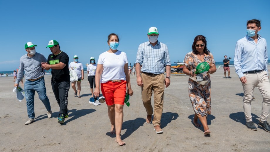 La gobernadora Carreras en Playas Doradas. Aprovechó esa visita para anunciar que la empresa Fortescue formalizó su propuesta de Hidrógeno Verde. Foto Gentileza. 