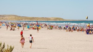 Playas Doradas: aguas cálidas, arenas extensas y una fiesta a pura cumbia y cuarteto