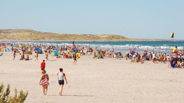 Cada vez más turistas descubren la belleza de Playas Doradas, a 32 km de Sierra Grande. 