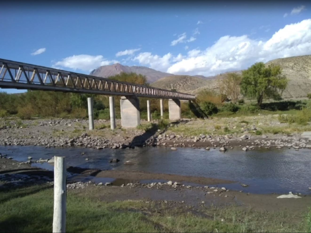 La pasarela es el único medio para cruzar el río. Foto: Captura de video