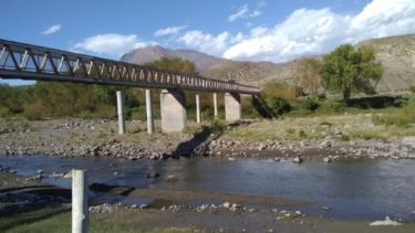 La pasarela es el único medio para cruzar el río. Foto: Captura de video