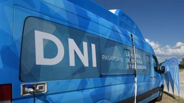 El móvil que tramita DNI y pasaporte estará hasta el jueves en Roca. Archivo