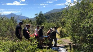 Rescataron a una mujer herida en un sendero del Lago Paimún