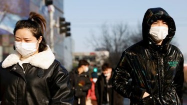 El virus está golpeando a adultos mayores y que no se aplicaron refuerzos.  