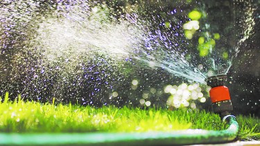 El “sapito” es uno de los métodos que más se usan en el jardín, pero debemos estar atentos a moverlos cada algunos minutos para no desperdiciar agua.