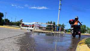 Barrios de Roca inundados de agua potable y derrames de cloacas