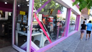 Delincuentes ingresaron a un comercio y se robaron tres bicicletas en Roca