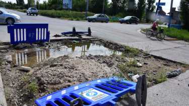 Vecinos de barrio Progreso e Islas Malvinas denuncian que hace más de un año que no se repara una pérdida de agua -con rotura de asfalto- en la esquina de calle Vintter y La Plata. Foto Cézar Izza.