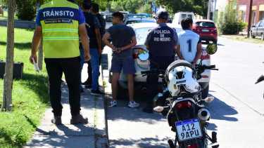 Se secuestró droga y dinero por presunta venta de cocaína en la esquina de calles 25 de mayo y Neuquén. Fotos César Izza.