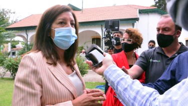 La gobernadora Carreras habló desde Madrid en una escala técnica del avión presidencial. Foto: Marcelo Ochoa