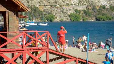 El lago Lácar es uno de los famosos siete del camino que une a San Martín de los Andes con Villa La Angostura. Tiene servicio de guardavidas de 10 a 20 hs.