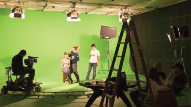 El problema de habitar la añoranza del pasado, como dijera el filósofo Mark Fisher en uno de sus libros, es la incapacidad de salir de él.