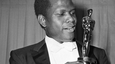 Poitier ganó, en 1964, el Oscar a Mejor Actor protagónico por el filme  "Lilies of the Field" ("Los lirios del valle").