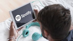 Tras la decisión de Neil Young, Spotify incluirá un aviso en los contenidos sobre Covid-19