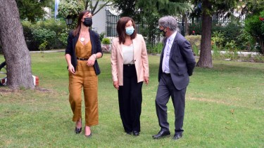 La gobernadora Carreras con los flamantes ministros Minor y Stopiello en el patio de la Residencia. Foto: M.Ochoa