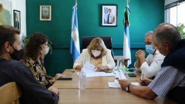 La firma del contrato estuvo a cargo de la ministra Jara Tracchia. Foto: gentileza.