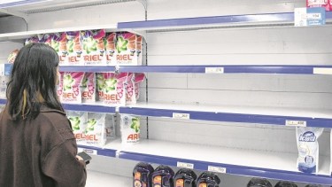 El aislamiento obligó a reducir el personal para reponer la mercadería en las góndolas con el consiguiente efecto negativo en la atención a los clientes. (Florencia Salto)