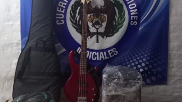 La policía logró recuperar los equipos de música y secuestró los dos inhibidores de alarmas. (foto: gentileza)