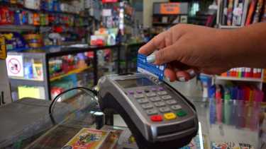 Las compras con tarjeta se redujeron el último tiempo, como consecuencia de algunas restricciones. Foto: Marcelo Ochoa.-
