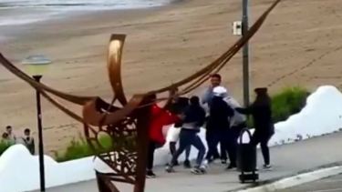 La pelea arrancó en la costanera de Las Grutas y terminó a varias cuadras del lugar.