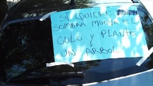 Dejó mal estacionado el auto para tener sombra y le pegaron un curioso cartel