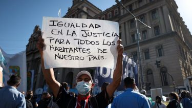 La marcha convocó a varias miles de personas frente al Palacio de Tribunales. (Foto: Telam)